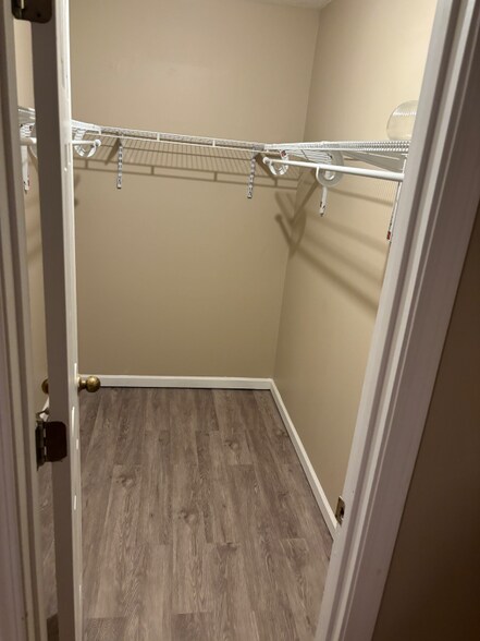 Building Photo - 415 Plantain Ct