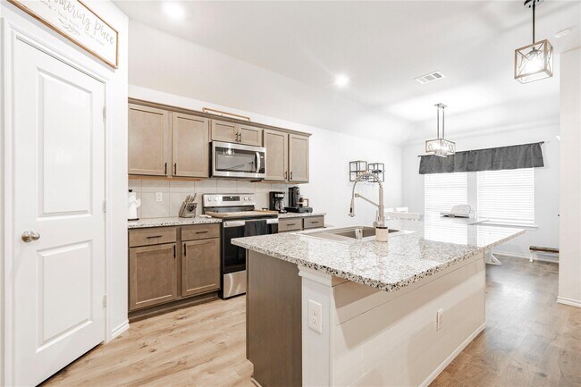 Building Photo - 801 Meadow Creek Ln