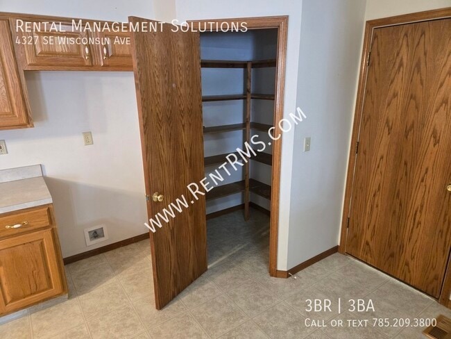 Building Photo - 4327 SE Wisconsin Ave