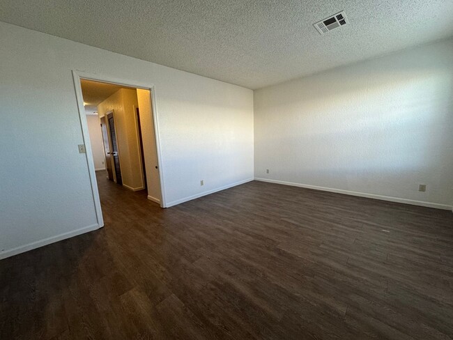 Building Photo - Cute Two bedroom One Bathroom Duplex in Br...