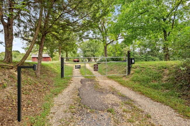 Building Photo - 1457 Caledon Rd