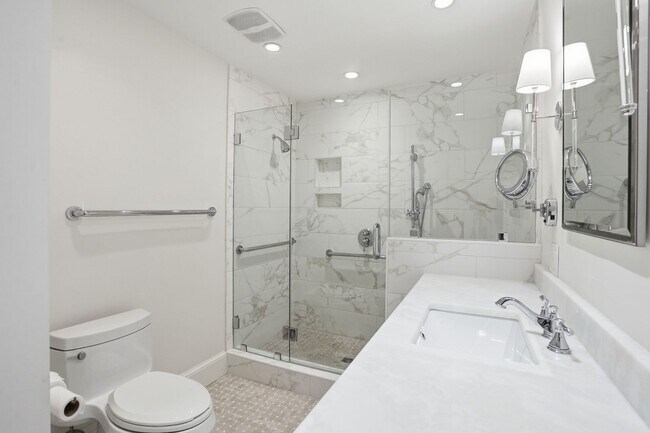 Building Photo - 3 BED | 4 BATH | TWO CAR GARAGE | HISTORIC DISTRICT TOWNHOME