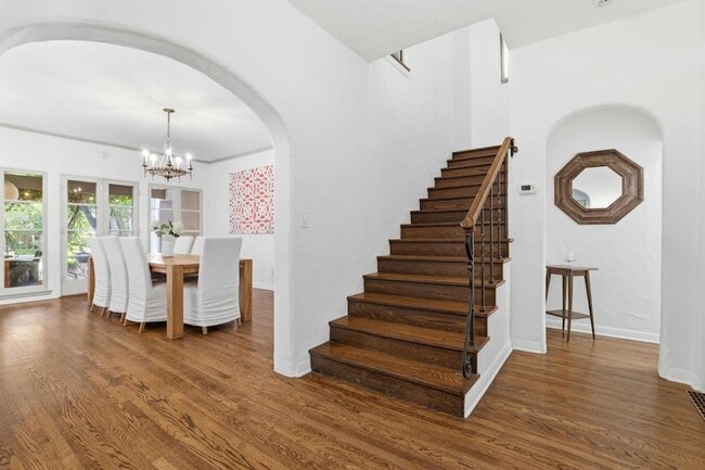 Building Photo - 566 E Crescent Dr