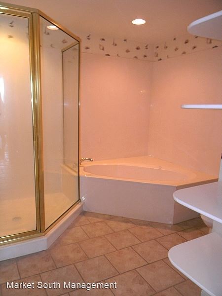 Building Photo - 2902 River Dr