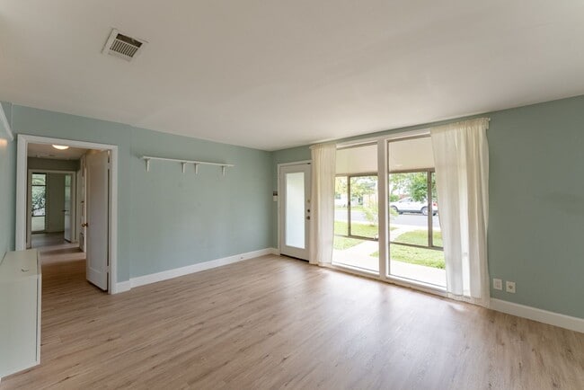 Building Photo - Cozy 3BD/2BA Brick Home in Vibrant Northea...