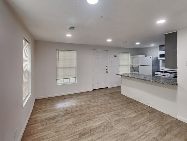 Building Photo - READY NOW! CHECK IT OUT!