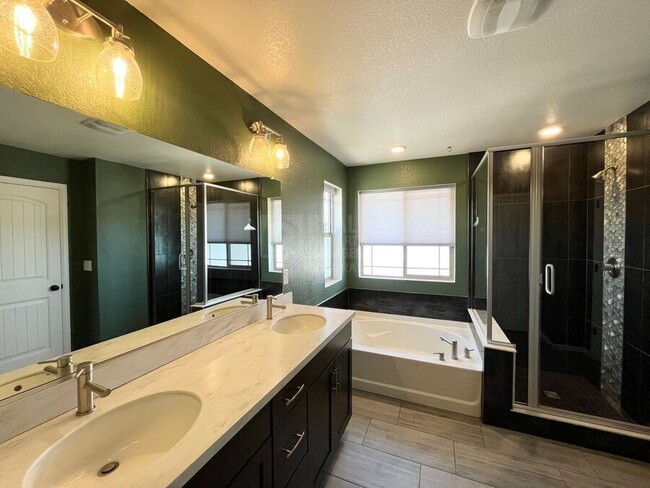 Building Photo - 5873 N Geneva St