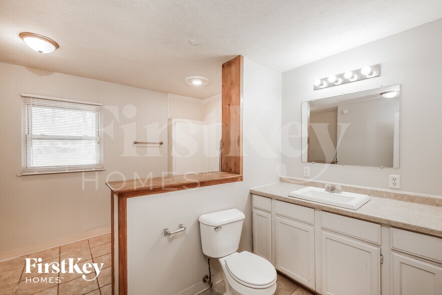 Building Photo - 322 Deville Pl