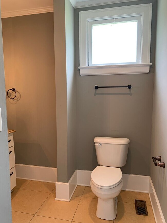 Building Photo - Beautiful Historic 3 Bedroom 2 Bath House on Colonial Drive