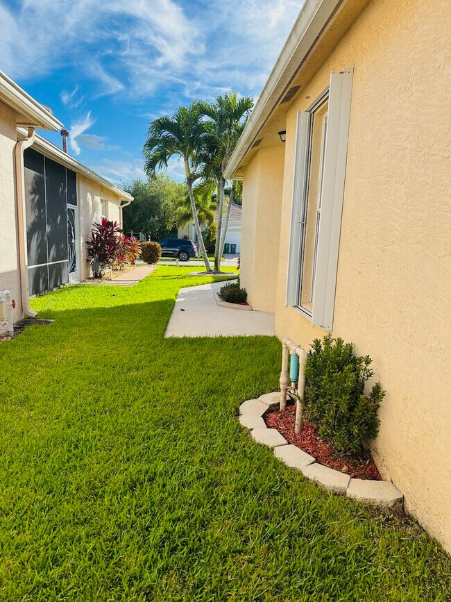 Building Photo - 867 SW Rocky Bayou Ter