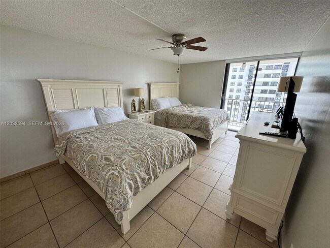 Building Photo - 2625 Collins Ave