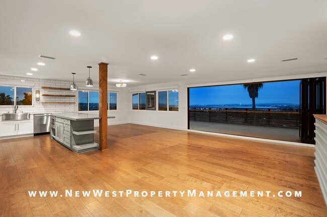 Building Photo - Exquisite Pacific Beach 4 bedroom located on a quiet cul-de-sac in the coveted Floral Terrace com...