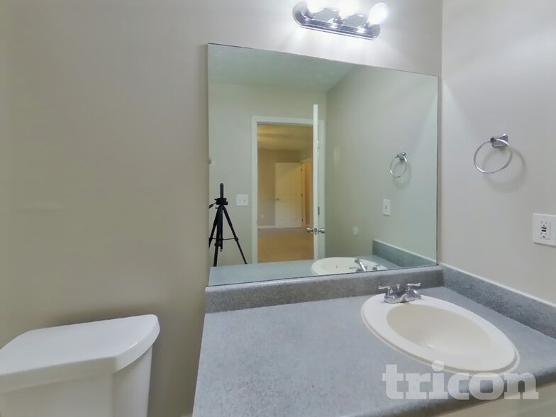 Building Photo - 410 Red Oak Ct