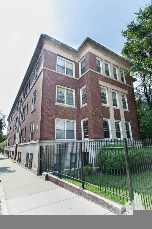 Building Photo - 4445 N Sheridan Rd