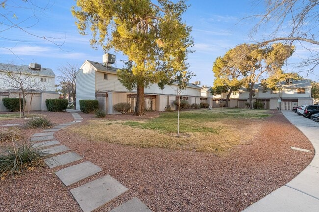 Building Photo - 1 Bedroom Townhouse With Hardwood Flooring...