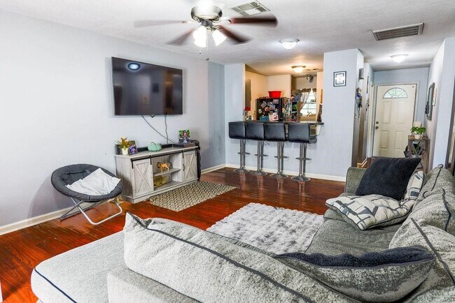 Building Photo - 6820 Petre Dr