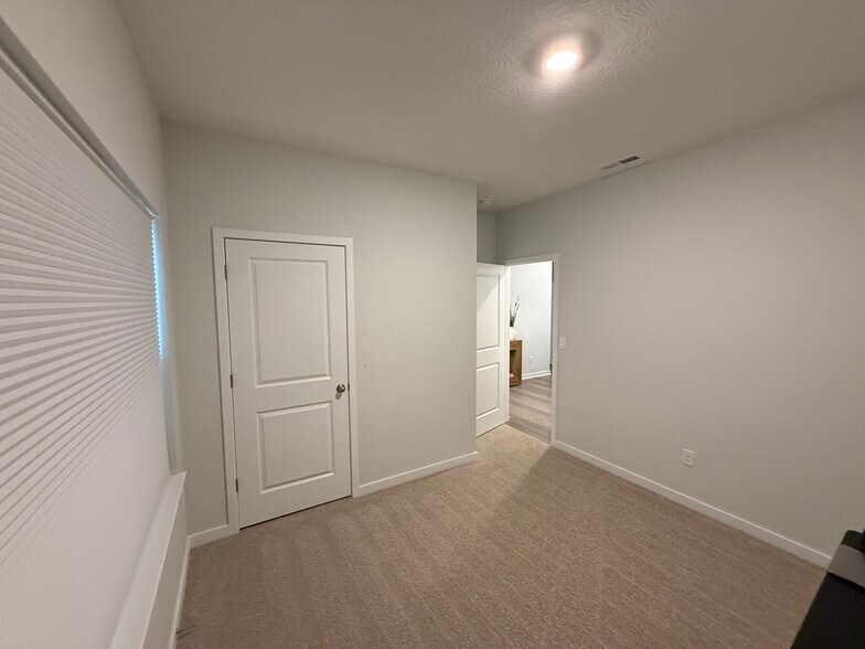 Building Photo - 37 Sunbeam Ct
