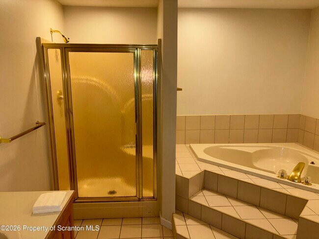 Building Photo - 427 Melrose Ave