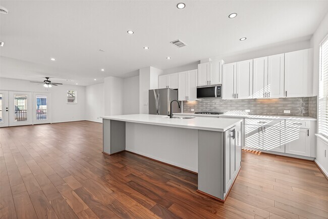 Building Photo - 10949 Cannes Memorial Dr