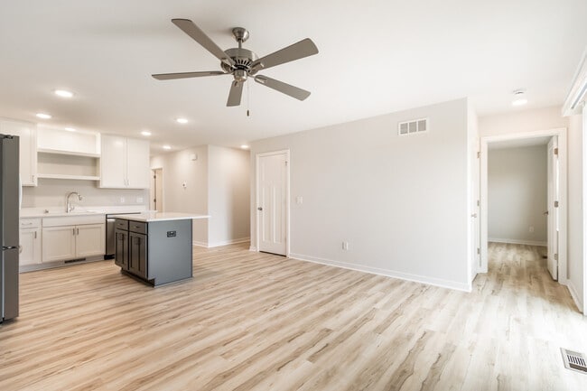 Building Photo - W219N16241 Primrose Ct