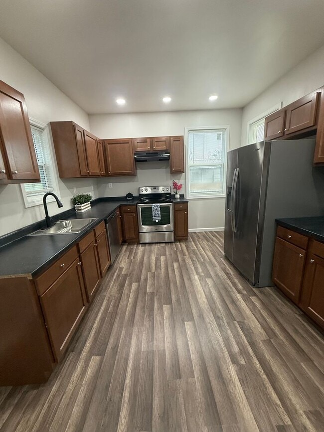 Building Photo - Beautifully updated & in great location