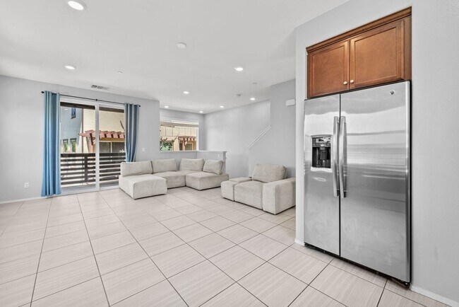 Building Photo - 2 Bedroom Townhome in the Lakepointe Community!