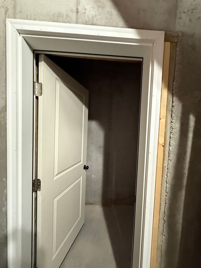 Building Photo - Spacious 5-Bedroom Walkout Basement Home i...