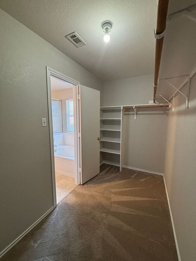 Building Photo - Spacious & Bright 4-Bedroom Home with Mode...