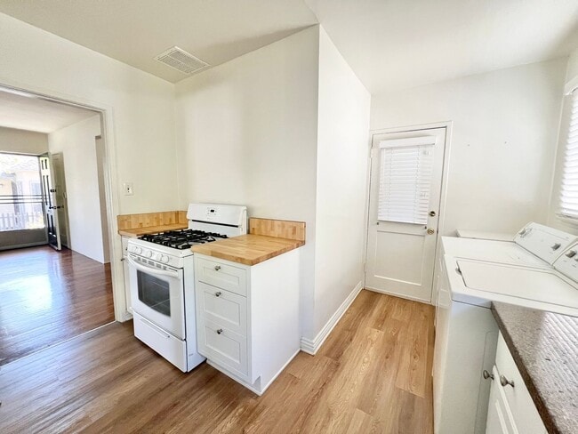 Building Photo - Charming 2-Bedroom Home with Hardwood Floors & Fireplace Near the Traffic Circle