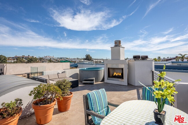 Building Photo - 318 26th St