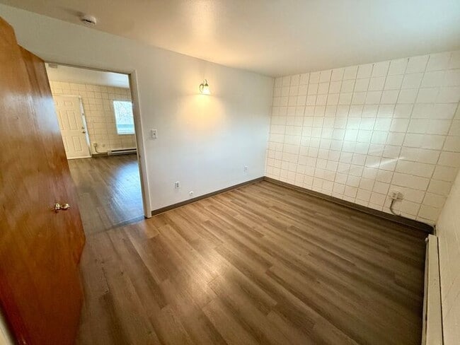 Building Photo - Move in specials - Pick One - 1st month free or $100 off monthly rent. Flexible lease terms are a...
