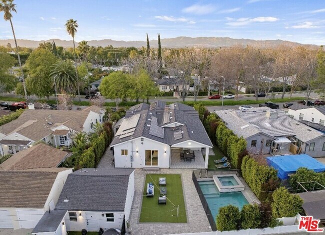 Building Photo - 19148 W Oxnard St