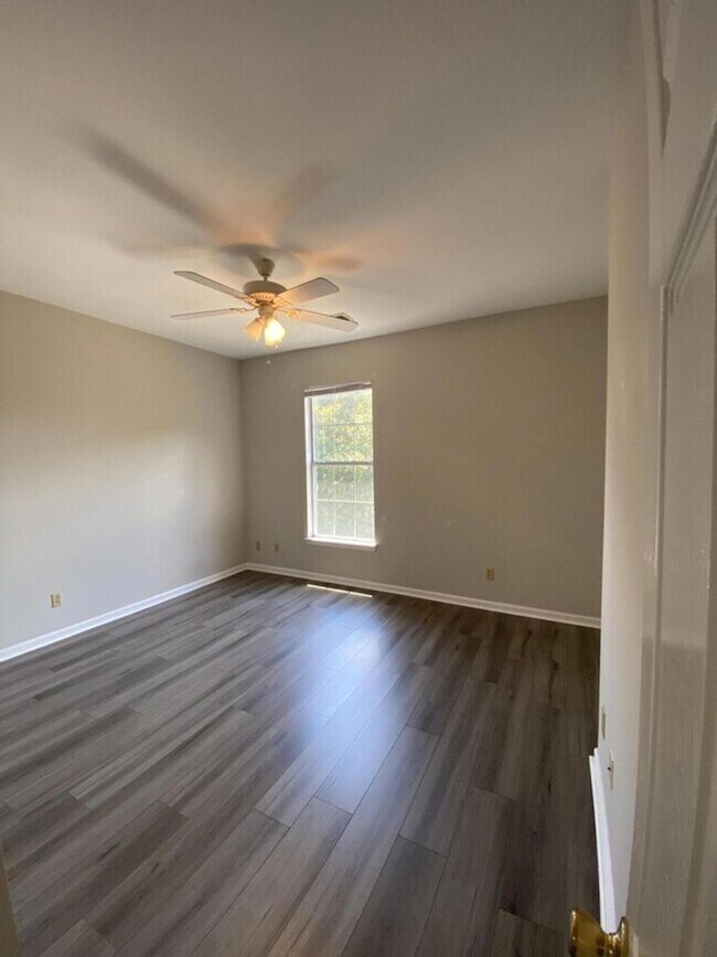 Building Photo - Beautiful Condo in Mount Pleasant!