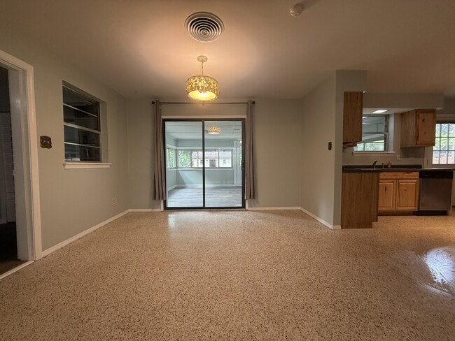 Building Photo - 2803 Smilax Ave