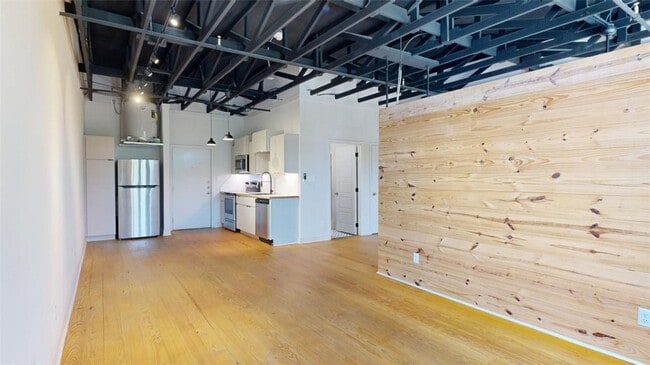 Building Photo - 305 W 27th St