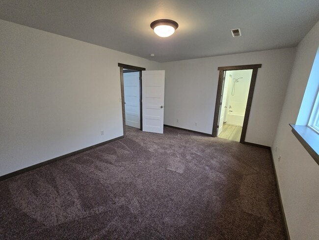 Building Photo - 745 Linda Ln