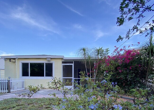 Building Photo - 2/2 single family house with big yard near downtown and beach!
