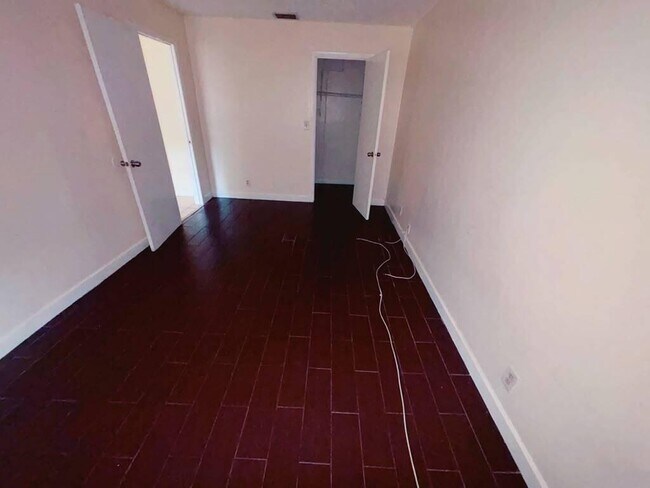Building Photo - 2620 Riverland Dr