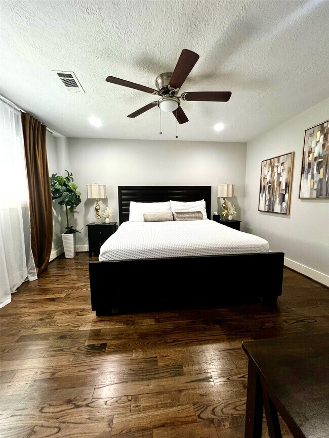 Building Photo - 5719 Viking Dr