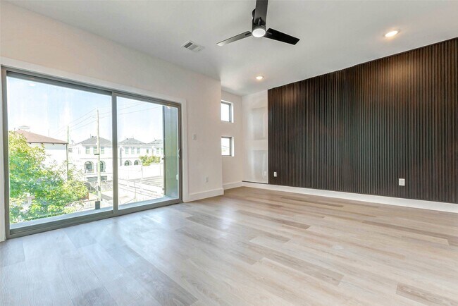 Building Photo - 5640 Dolores St