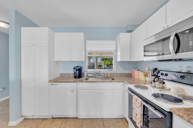 Building Photo - Annual furnished 2 bed/2 bath Villa in Sarasota close to Siesta Key!