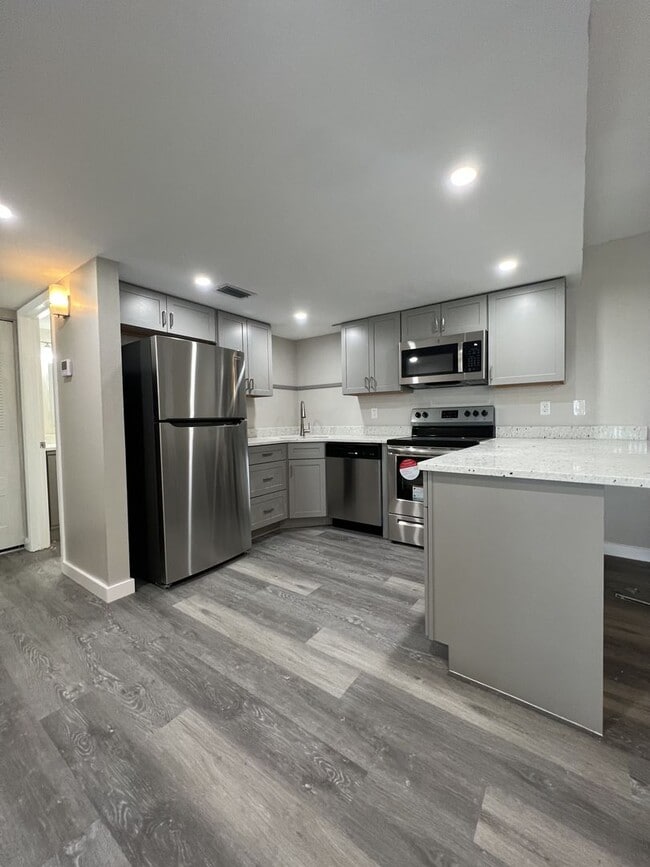 Building Photo - Annual** 55+ Years Old Required ** Recently Renovated ** 1 Bedroom / 1 Bath - Cambridge House - $...