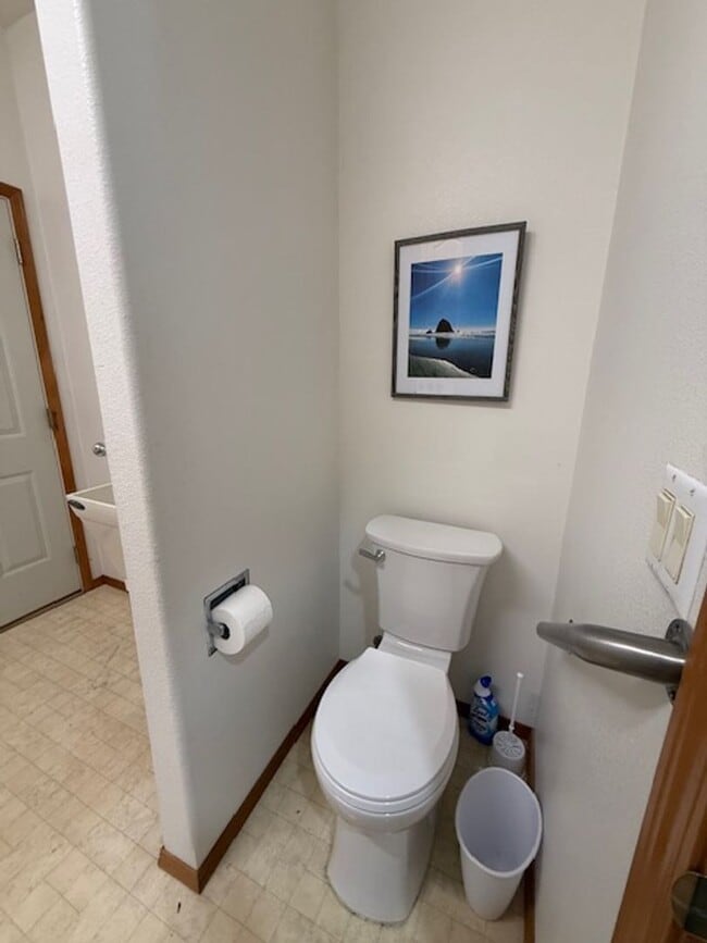 Building Photo - 4-bedroom 2.5 Bath McMinnville OR 97128