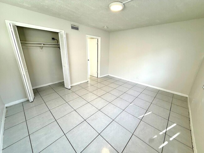 Building Photo - 3880 Woodside Dr