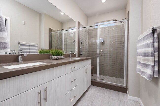 Building Photo - Luxury Summerlin townhome in resort style gated community