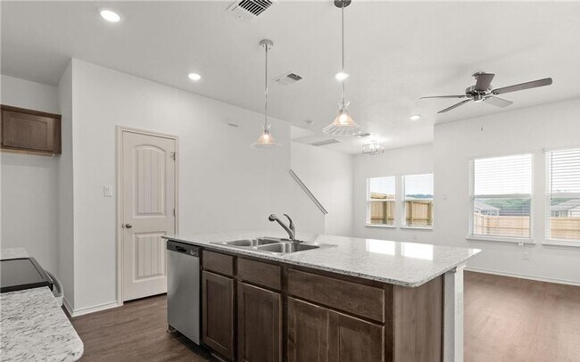 Building Photo - 3 bedroom 2.5 bathroom townhome!