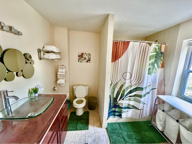 Bathroom 1 Full - 2529 Kimball Street