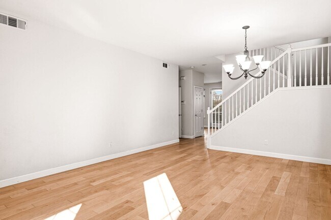Building Photo - Beautiful single 4 Bed, 2.5 Bath Family Home in Quiet Neighborhood!