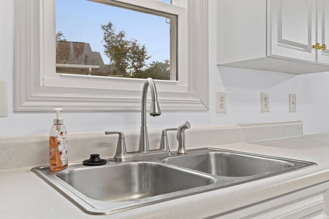 Building Photo - Beautiful 3-bed, 2 bath home in Hallmark G...