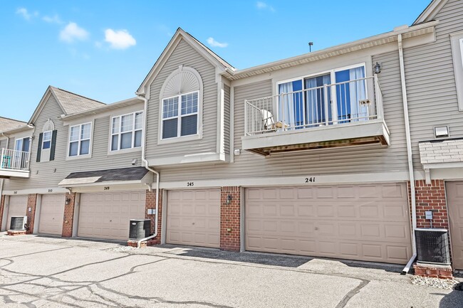 Building Photo - MOVE IN READY 2 BED 2 BATH!
